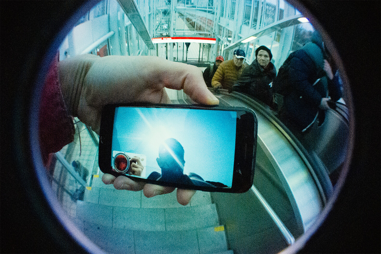 Ohjaaja ei ollut enää Helsingissä. Hänet valokuvattiin videopuhelun läpi.