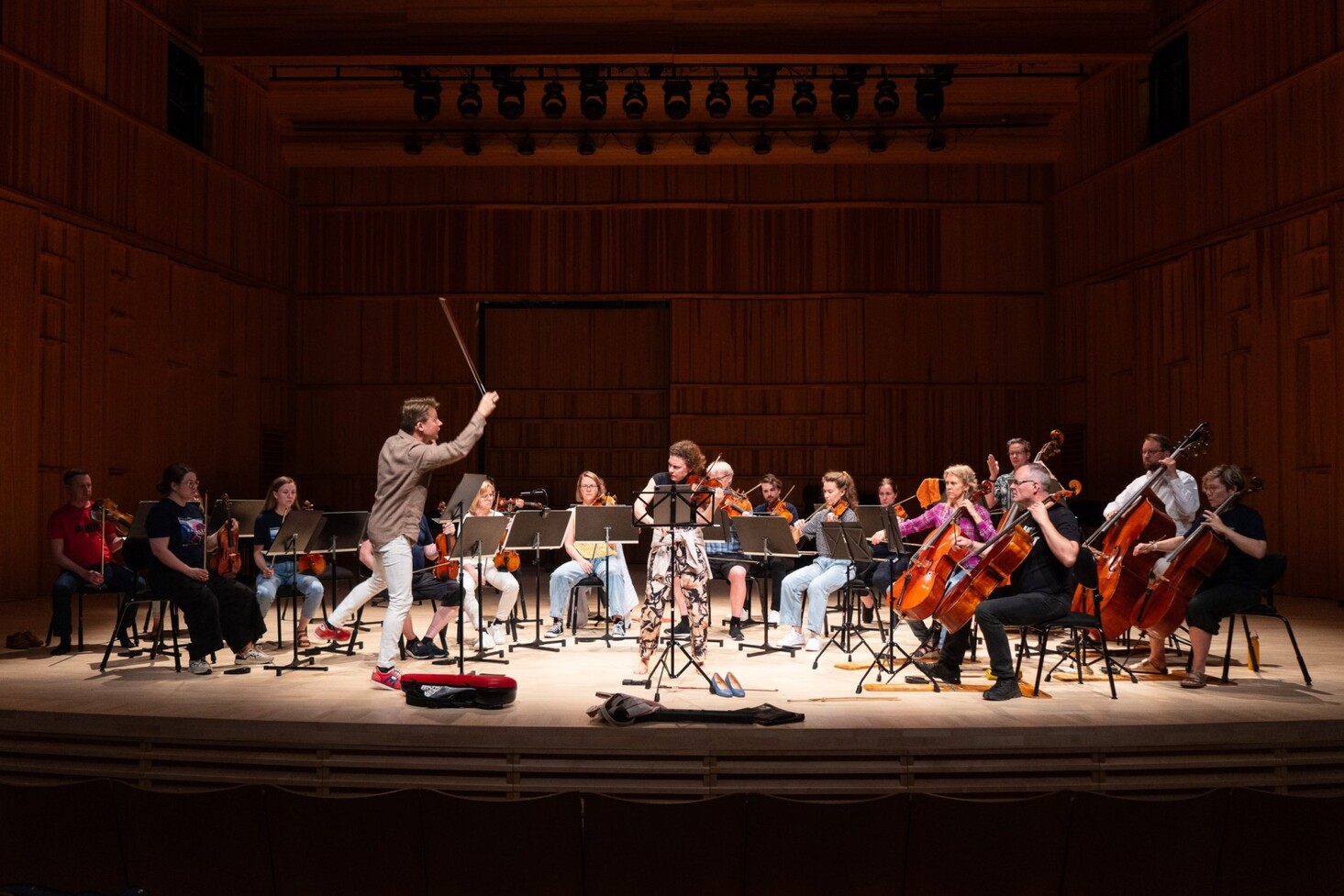 Kuvassa Antti Tikkanen, Minna Pensola ja Keski-Pohjanmaan Kamariorkesteri. Kuva vuoden 2024 festivaaleilta.