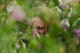 Gabriella Smith puiden vihreydessä