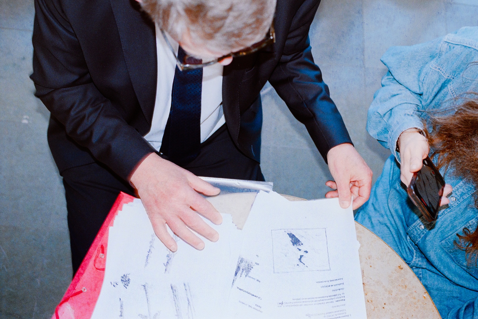 Matti Vanhanen esittelee piirustuksiaan.